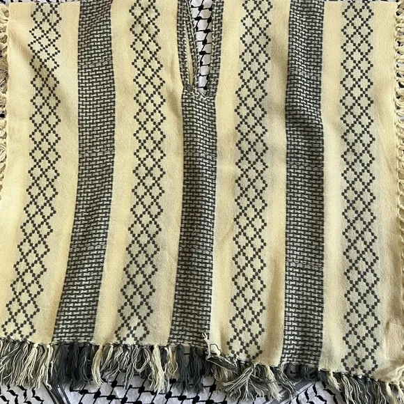 🌸🦩💕 HP🦩🌸💕Free People Gray and Cream Chunky Knit Poncho🌸💕🦩🦩 - Picture 4 of 7